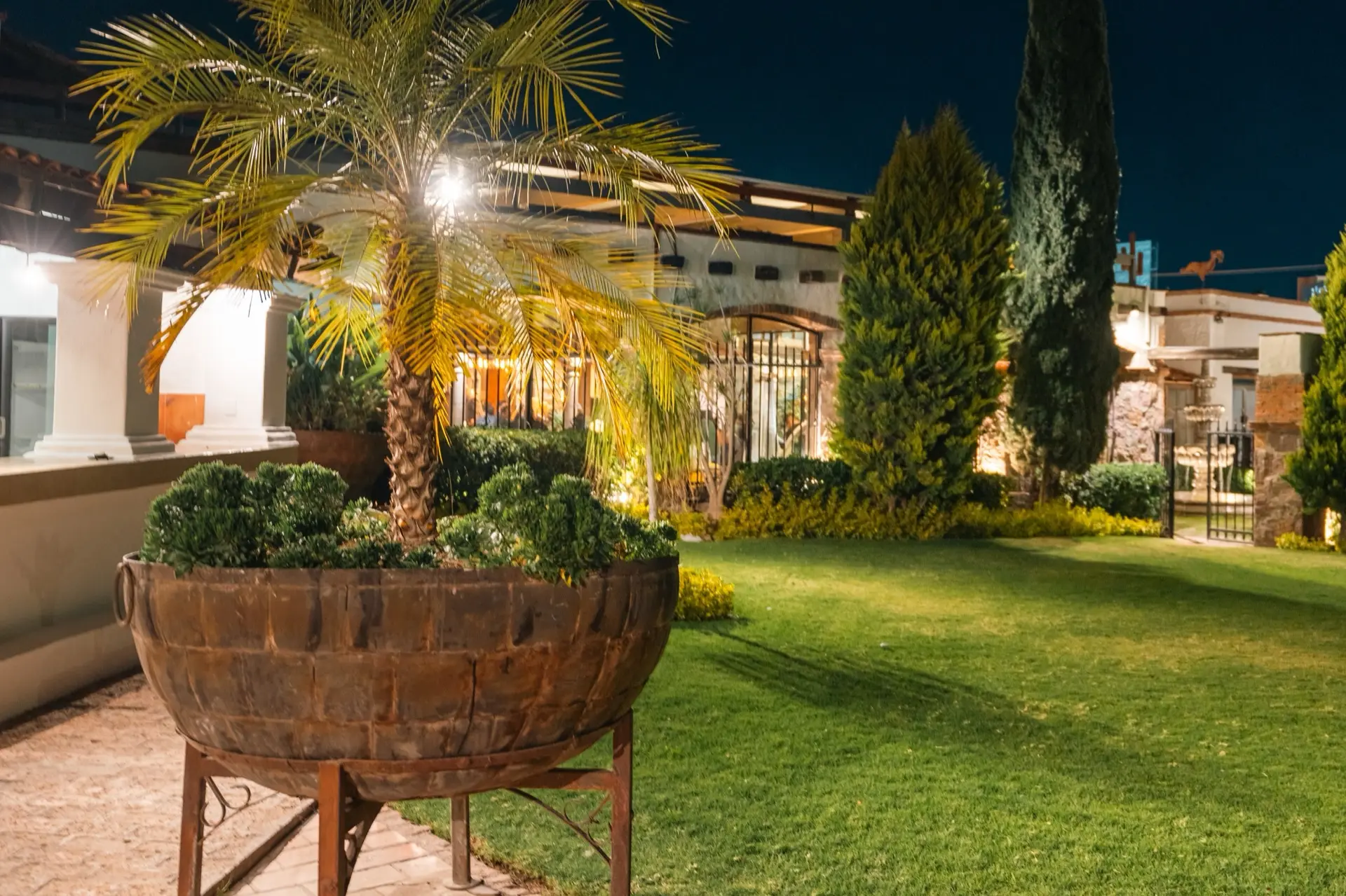 El jardín de Hacienda de Piedra iluminado de noche