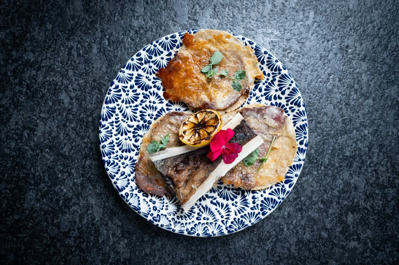 Platillo de la casa servido en plato de talavera