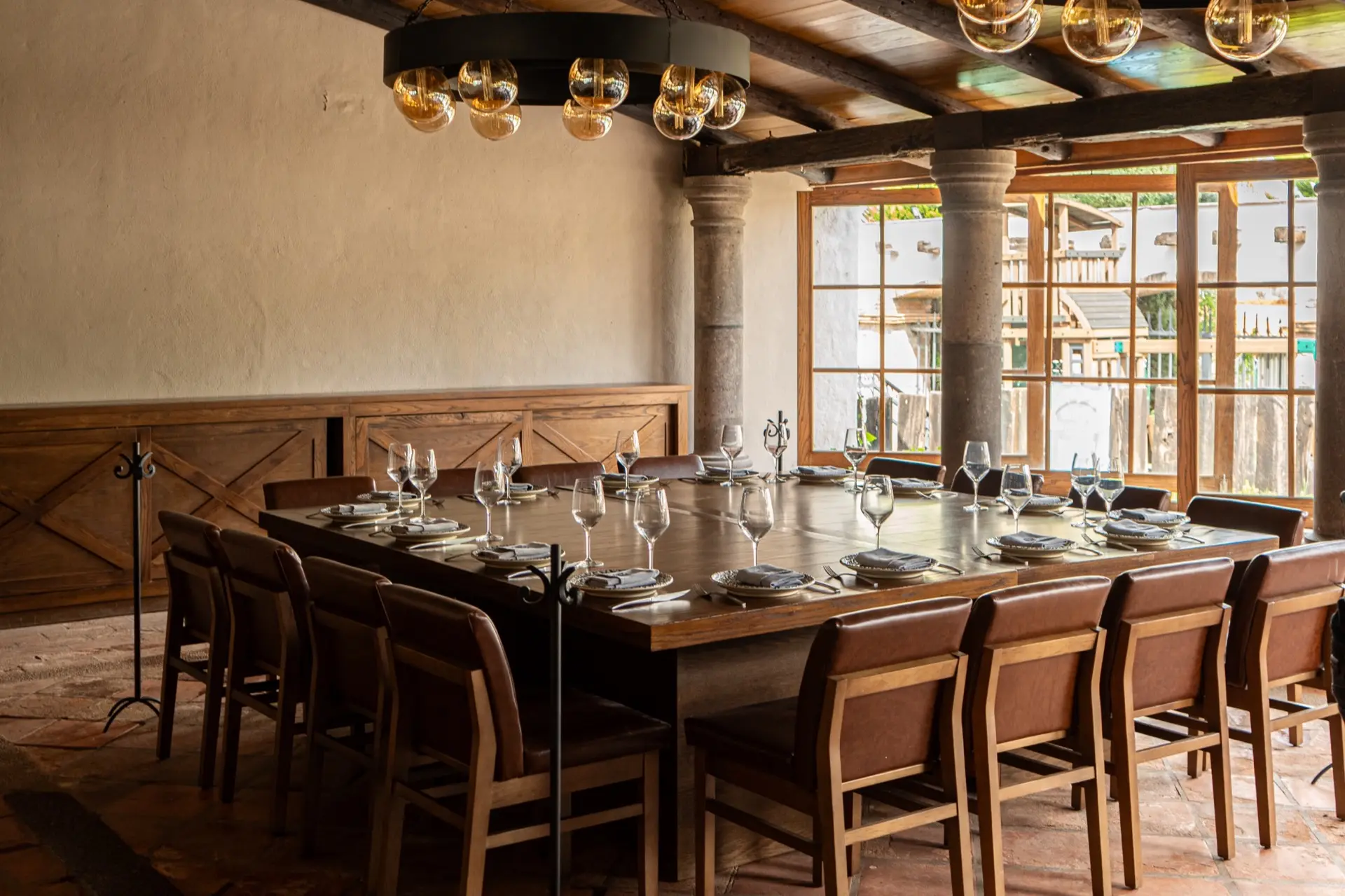 Sal&oacute;n privado techado de Hacienda de Piedra con mesa larga montada para diecis&eacute;is personas