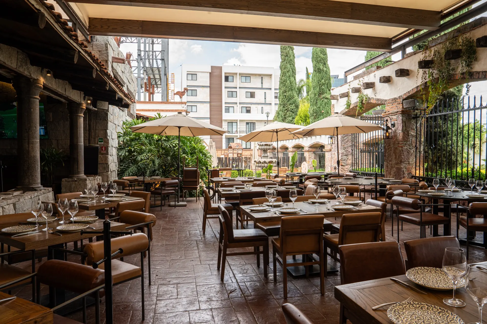 Terraza de Hacienda de Piedra abierta al jardín, montada para el desayuno buffet de fin de semana